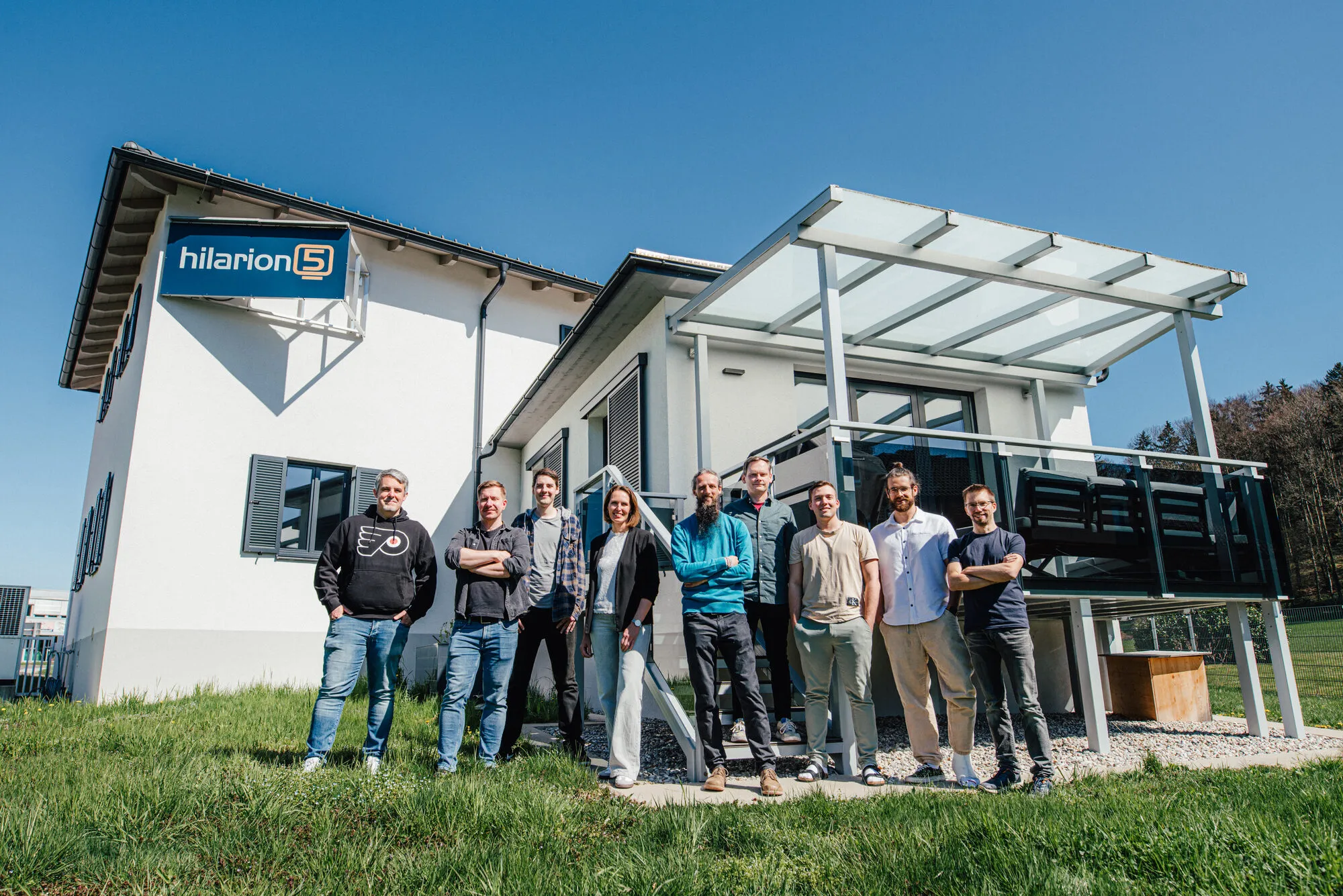 Das hilarion 5 Team vor dem Firmensitz in Anthering bei Salzburg